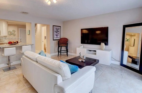 Deerfield Beach Apartment | 3 Bedroom 689292 by Houzlet