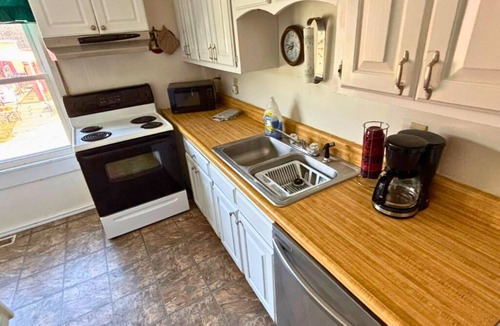 Cave Spring Cabin | 3-bedroom Bird's Nest Lodge in pleasant Cave Spring with AC and charm