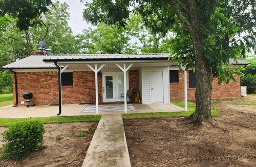 Emory Other | 3-bedroom farmhouse in tranquil Emory with cool AC
