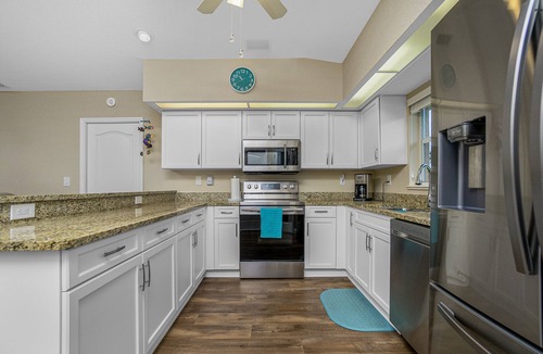 Pinehurst House | 3-bedroom home on canal with pool, bikes & kayaks