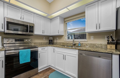 Pinehurst House | 3-bedroom home on canal with pool, bikes & kayaks