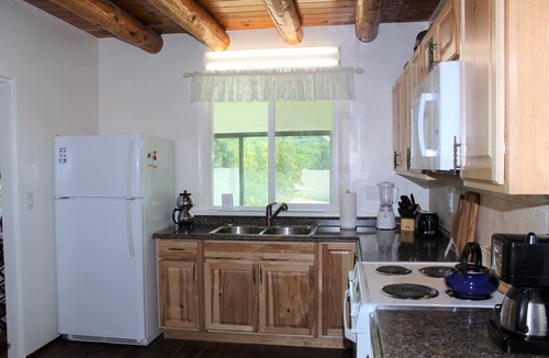Southside House | 3 Bedroom Home With Lovely Vigas And Wood Floors - 3.5 Miles To Santa Fe Plaza!