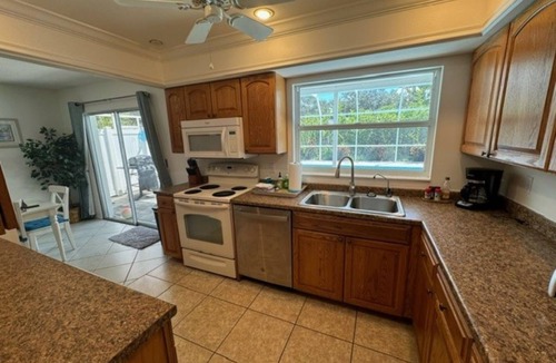 South Bradenton House | 3-bedroom house in fabulous Bradenton with AC, WiFi, Youtube TV, pool and more.