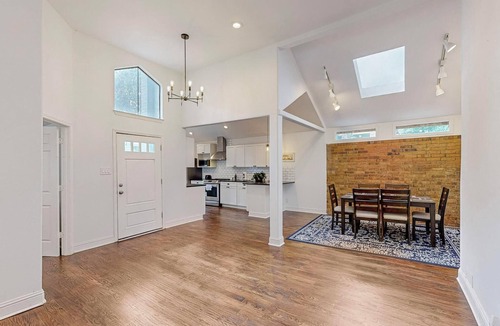 Irving House | 3-bedroom house in Las Colinas with AC