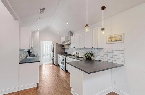 Irving House | 3-bedroom house in Las Colinas with AC