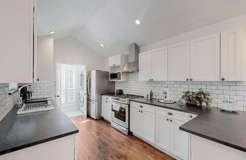 Irving House | 3-bedroom house in Las Colinas with AC