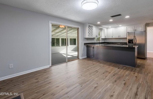 Dolphin's Cove Apartment | 3 Bedroom Single family 417442 by Houzlet