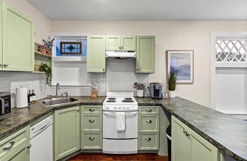San Jacinto Cottage | 3 blocks to beach with Cowboy Pool