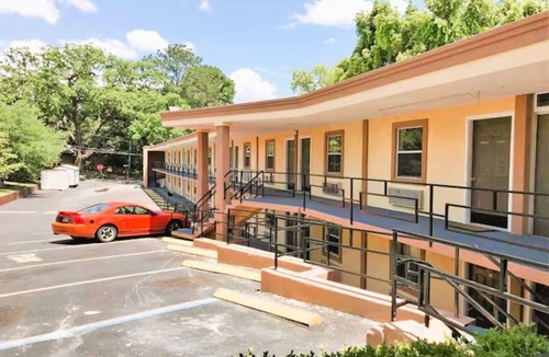Governor's Walk Hotel | 3 Budget-Friendly Rooms Perfect Groups near Tallahassee Memorial | Free Parking