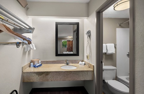 Irving Hotel | 3 Comfortable Airport-Area Rooms Near Lake, Golf, Dining & Local Attractions