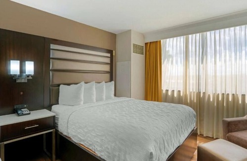 Baymeadows House | 3 Family-friendly Units! Onsite Pool, Parking! Close to Mandarin Museum!