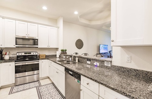 Pelican Condo | 3 King Bd ~ The Hive ~Pool-Bikes-Beach-Baby-Golf Supplies-Walk to Dining & Shops