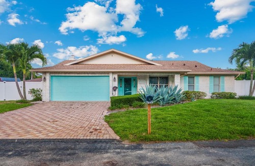 Bradenton House | 3 Kings plus kid suite, Dog Friendly w Heated Pool, Hot Tub, Firepit & Game Room