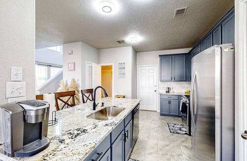 Conroe House | 3 Mi to Downtown Conroe: Updated Townhome w/Yard