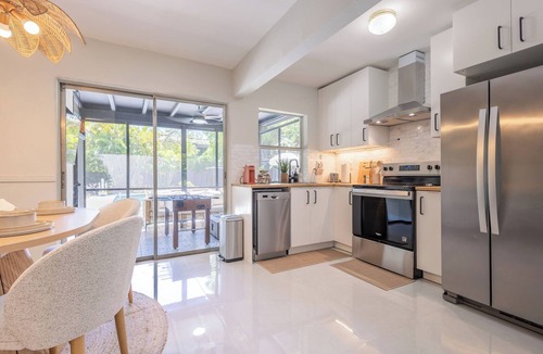 Poinciana Park Villa | 3-Min to beach! King bed I BBQ I Firepit & Pool