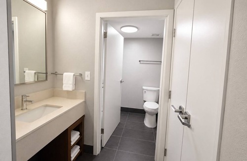 Southeast Houston Hotel | 3 Peaceful Rooms Ideal for Business or Leisure | Outdoor Pool Access
