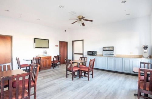 Clute Hotel | 3 Spacious Rooms | Experience Relaxation w/King Bed Near Jackson Park