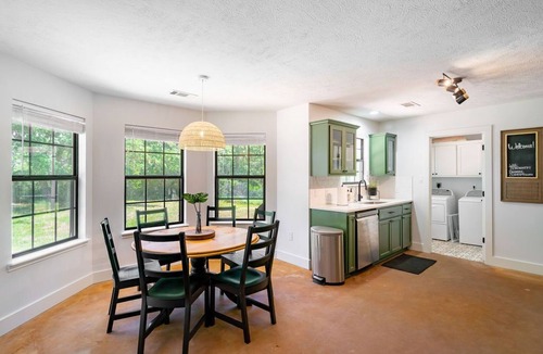 Lee County House | 3Bd/2Ba Home with Guesthouse on 5 Acres w/Starlink Internet-15 Min to Snow's BBQ