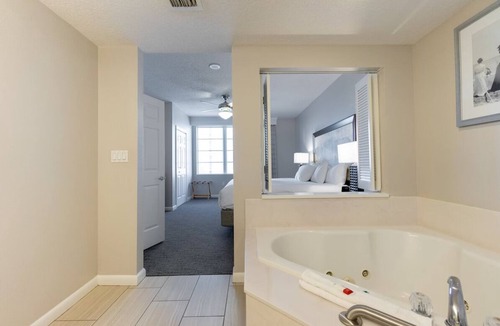 Seabreeze Historic District Resort | 3BD/Daytona - Beach, Pools, Lazy River, Bar, Slides