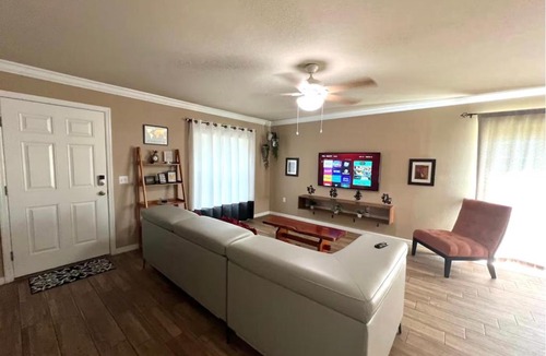 Winter Haven House | 3BR 2BA Modern Spacious Lake Home 4Miles LEGOLAND - 1724