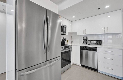 Mid Beach Apartment | 3BR 2BA Oceanfront Retreat Pools & Beach Access 706