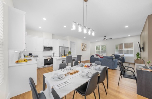 University Apartment | 3BR/3BA | Private Balcony | Sleeps 8 | Near Busch Gardens