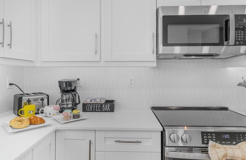 University Apartment | 3BR/3BA | Private Balcony | Sleeps 8 | Near Busch Gardens