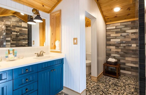 Captiva Hotel | 3BR Historical Cottage | Porch | Pools | Parking | Steps to Captiva Beach