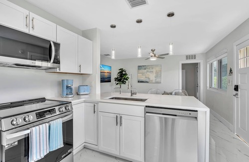 Melaleuca Gardens House | 3BR Hot Tub Dockside 2mi. FLL 4 mi. Bch. & Pt. Everglades