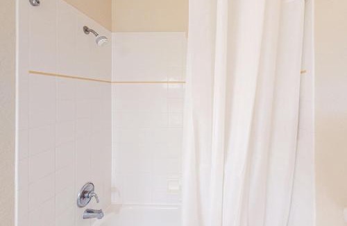 Bahama Bay House | 3rd floor condo w gym basketball court tennis court balcony restaurant