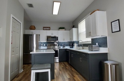 Calabay Parc House | 4 Bed 3 Bath/2 Master Suites/86" TV /Hot Tub/Pool/In Calabay Parc