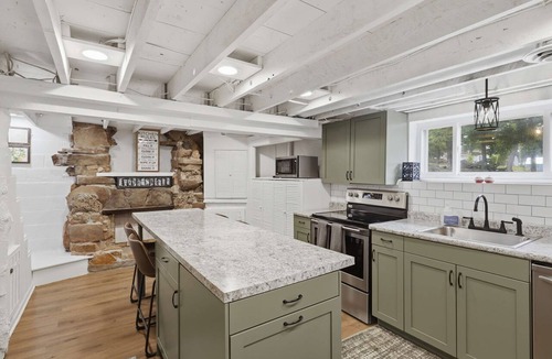 Stover Apartment | 4 bedroom-3 Bath Lakefront Home with Private Dock