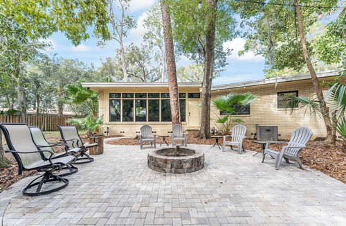 Gainesville House | 4 Block Walk to UF Speakeasy Coming Fall Fire Pit Yard Games Parking for 6