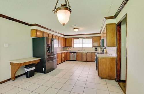 Shreveport House | 4 Mi to Cross Lake! Spacious Home Near Restaurants