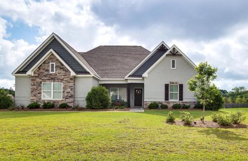 Dothan House | 4 Mi to Dtwn: Stylish Home w/Large Yard in Dothan