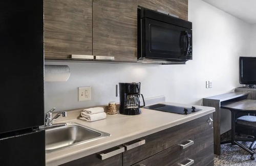 Deep Creek Hotel | 4 Pet-friendly Units with Kitchen | 4.5 Mi to Military Heritage Museum
