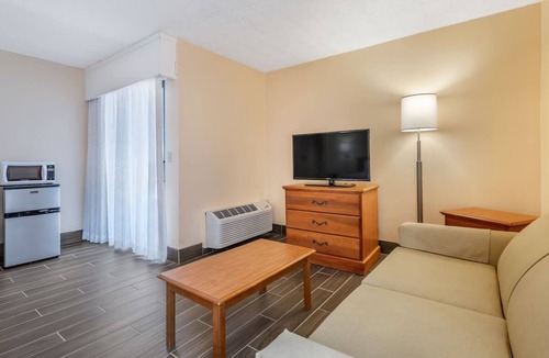 Seabreeze Park Hotel | 4 Units | Seaside Stay with Pool and Parking Near Boardwalk & Dining