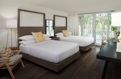 Rock Harbor Hotel | 4 Waterfront Suites w/2 Queen Beds | Pool & Beach