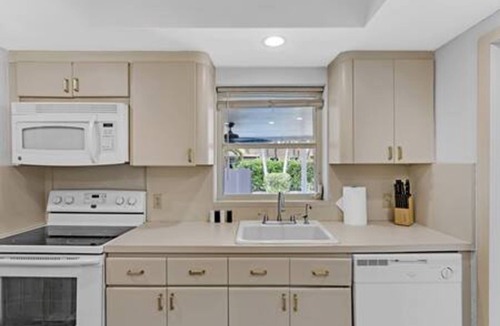 Miami Shores House | 437 NE 107th · Pool, Hot Tub, Patio, 5 Bedrooms, 3 Baths,Parking!