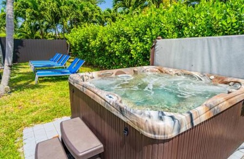 Miami Shores House | 437 NE 107th · Pool, Hot Tub, Patio, 5 Bedrooms, 3 Baths,Parking!
