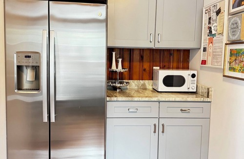 St. Augustine Cottage | 4bed, 2bath on Iconic Magnolia Ave-walking distance to shops and restaurants!
