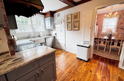 St. Augustine Cottage | 4bed, 2bath on Iconic Magnolia Ave-walking distance to shops and restaurants!