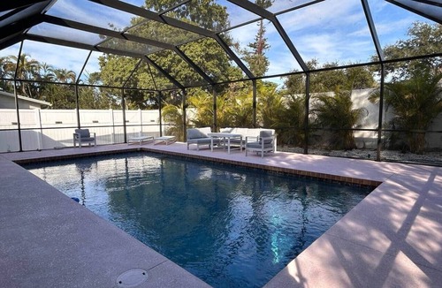 South Sarasota House | 4bed/4bath/2half bath with screened-in heated pool, 10 mins to Siesta Beach/Town