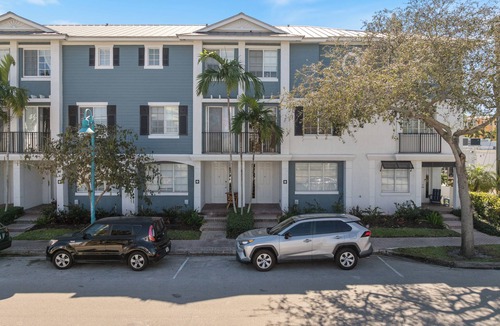 Pineapple Grove Arts District House | 4BR/4BR Atlantic Ave Luxury Townhome + Golf Cart