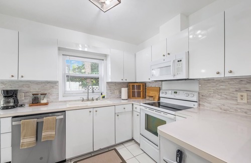 Birch Park Finger Streets House | 4BR Fort Lauderdale Home – 2-Min Walk to Beach/Pool/Parking/Sleeps 10