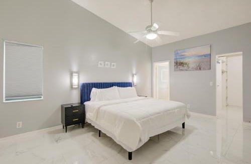 Sunrise House | 4BR Lakeview vacation home with 5beds, sleeps 10, Game Room, Mins to Sawgrass Mills