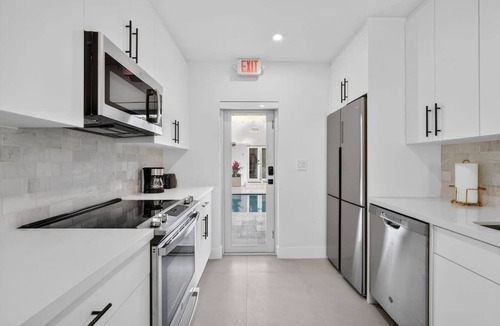 North Beach House | 4BR Miami Beach Pool Villa 1 Block to Beach