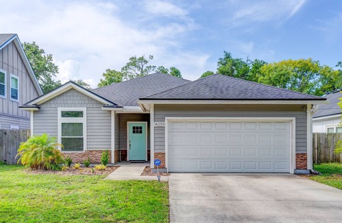 Golden Glades - The Woods House | 4BR Pool Near Jax Beach | Good Morning Rentals