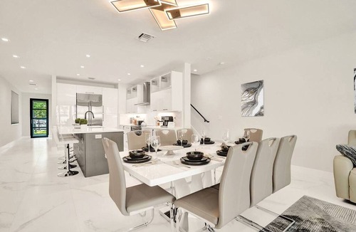 Colee Hammock House | 4BR w htd Pool Walk to Las Olas 5mins to Beach