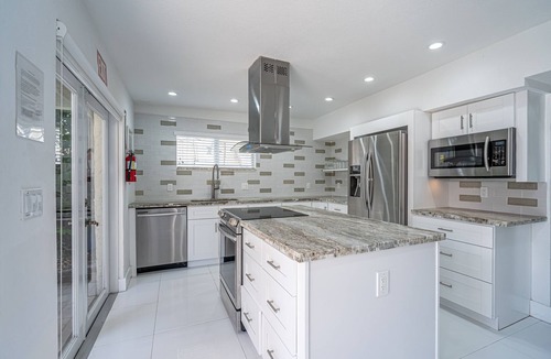 Hollywood Lakes House | 5/4-Heated Pool-Tiki Hut w/BBQ-Boardwalk-Beach 1M